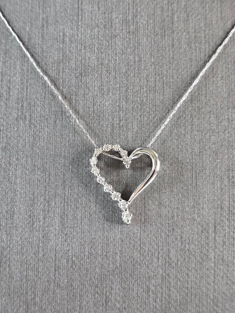 Womens Vintage Estate 10k White Gold Diamond Heart Pendant Necklace 1.4g  E7213
